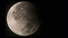 Viral di Medsos, Simak Fakta-fakta Fenomena 'Bulan Kembar'