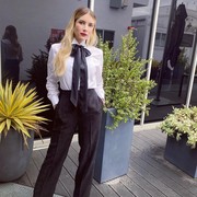 Get The Look: Inspirasi Outfit Monokrom ala Emma Roberts