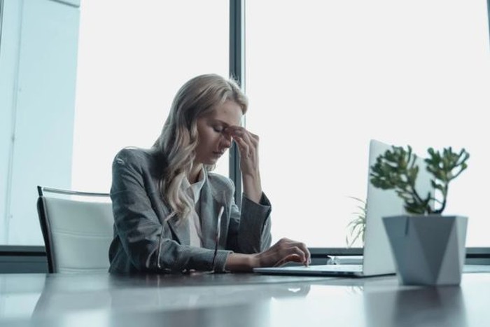 Ilustrasi perempuan sedang bekerja di kantor /Foto: Pexels/Tima Miroshnichenko