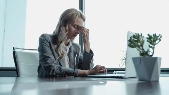 Ilustrasi perempuan sedang bekerja di kantor /Foto: Pexels/Tima Miroshnichenko