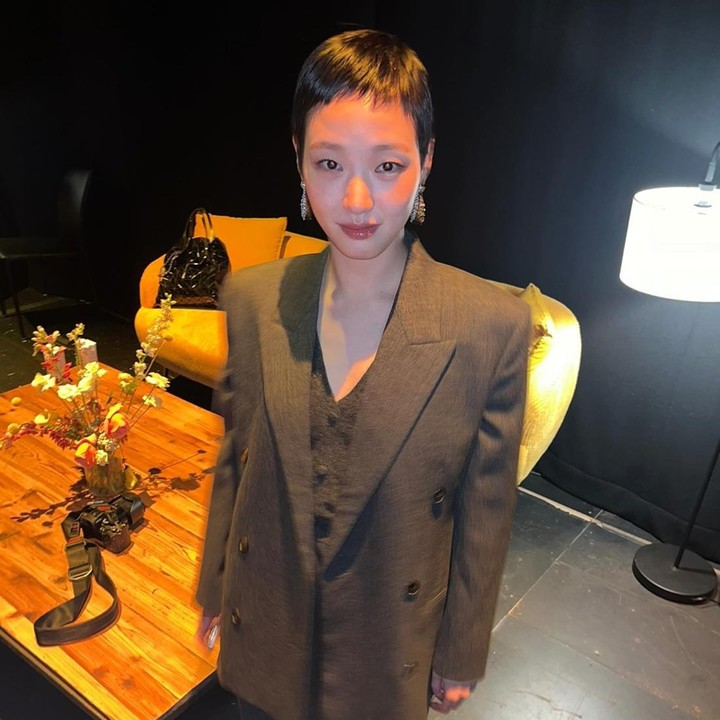 <p>Baru-baru ini, aktris Kim Go Eun bikin kaget penggemar karena tampil dengan potongan rambut yang sangat pendek. Ia dengan percaya diri memamerkan penampilan barunya saat menghadiri <em>Toronto International Film Festival</em>. (Foto: Instagram @ggonekim)</p>
