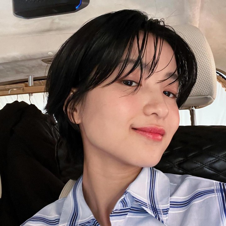<p>Kim Tae Ri tampil kece dengan gaya rambut pendek bergaya<em> pixie cut.</em> Penampilannya sangat berbeda apabila dibandingkan dengan gaya rambutnya saat memerankan karakter Na Hee Do, ya?  (Foto: Instagram @kimtaeri_official)</p>
