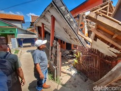 Tangisan Reni, Rumah Hancur Digoyang Gempa Bandung M 5.0