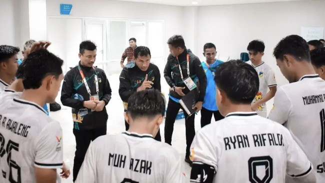 Pelatih tim Sulawesi Tengah Zulkifli Syukur membeberkan tingkah aneh wasit saat anak melawan Aceh di perempat final PON 2024.