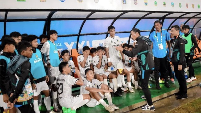 Pelatih tim Sulawesi Tengah Zulkifli Syukur membeberkan tingkah aneh wasit saat anak melawan Aceh di perempat final PON 2024.