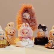 Very Demure Very Cutesy! Labubu Tampil Gaya Kenakan Baju Desainer di Labufong Exhibition