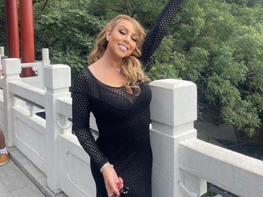 Mariah Carey Bikin Heboh Usai Naik Tembok Besar China Pakai Heels