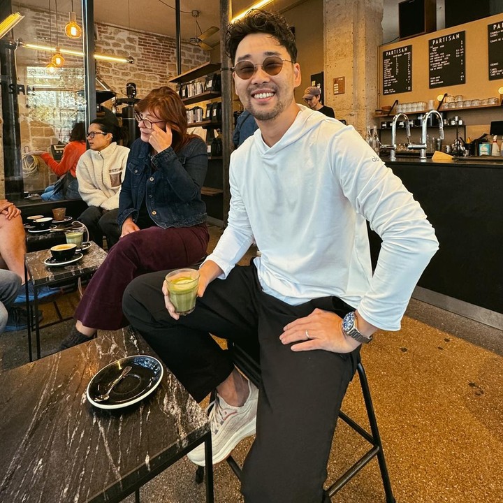 <p>Setelah mengunjungi museum, pasangan ini bersantai di sebuah kedai kopi. "Ber-wisata," tulis Jesse Choi dalam keterangan fotonya. (Foto: Instagram @maudyayunda @jessechoi_)</p>
