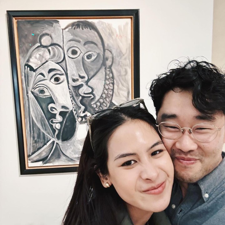 <p>Maudy dan Jesse mengunjungi salah satu museum. Keduanya berfoto sambil menirukan pose dari karya lukisan di belakang mereka. (Foto: Instagram @maudyayunda @jessechoi_)</p>