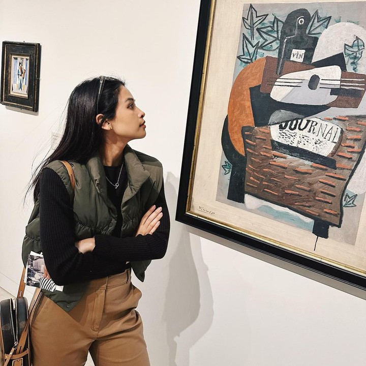 <p>Jesse Choi tak lupa mengambil potret OOTD Maudy yang stylish. Ia mengabadikan potret sang istri yang tengah menatap sebuah lukisan.<em> "Hanging out with Picasso and Cezanne</em> (Menghabiskan waktu bersama Picasso dan Cezanne)," tulis Maudy dalam unggahan fotonya. (Foto: Instagram @maudyayunda @jessechoi_)</p>