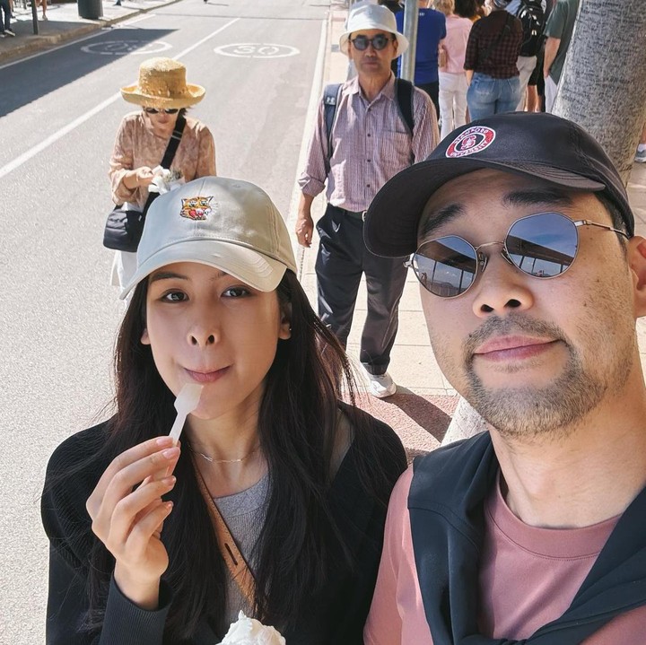 <p>Selain Paris, pasangan ini juga mengunjungi Barcelona yang merupakan salah satu kota di Spanyol. Maudy membagikan potret saat menikmati es krim di bawah terik sinar matahari. (Foto: Instagram @maudyayunda)</p>