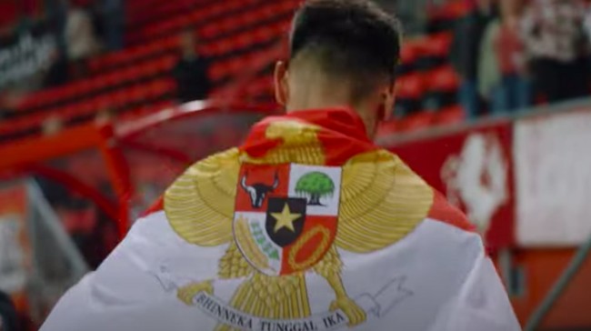 Pemain FC Twente Mees Hilgers mencuri perhatian karena menaruh bendera Indonesia di pundaknya usai pertandingan lawan Heerenveen di Liga Belanda.