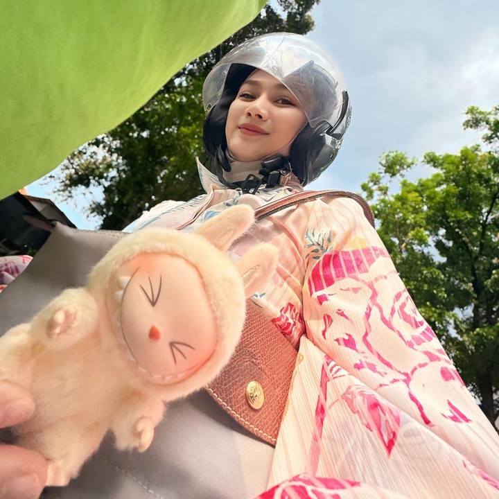 <p>Melody Laksani turut mengikuti tren boneka Labubu yang sedang heboh di media sosial. Ia memamerkan boneka miliknya saat naik motor. "Otw naik ojek," tulisnya di keterangan foto. (Foto: Instagram @melodylaksani92)</p>