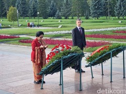 Momen Khidmat Megawati Ziarah di Makam Korban Pengepungan Leningrad