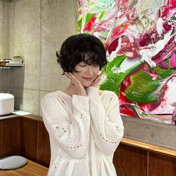 <p>Gaya rambut pendek juga bisa membuat Bunda tampil <em>cute,</em> lho. Intip saja potongan rambut pendek Nam Ji Hyun yang memiliki sedikit ikal dan <em>cutting</em>-an <em>bob.</em> (Foto: Instagram @hyuniiiiiii_95917)</p>
