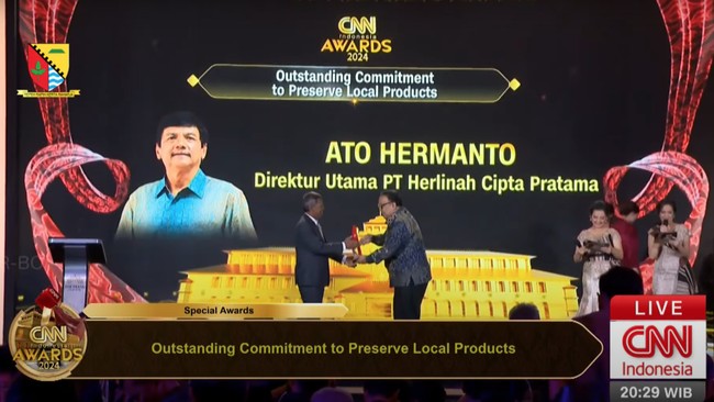Pengusaha Dodol Garut Picnic, Ato Hermanto, meraih penghargaan Outstanding Commitment to Preserve Local Products dalam acara CNN Indonesia Awards.