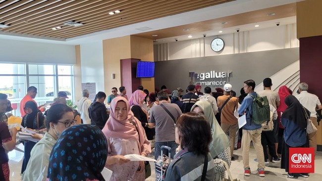 Perjalanan kereta cepat Jakarta-Bandung, Whoosh, dihentikan paling cepat hingga pukul 14.00 WIB, Rabu (18/9) siang. Penumpang pun berbondong meminta refund.