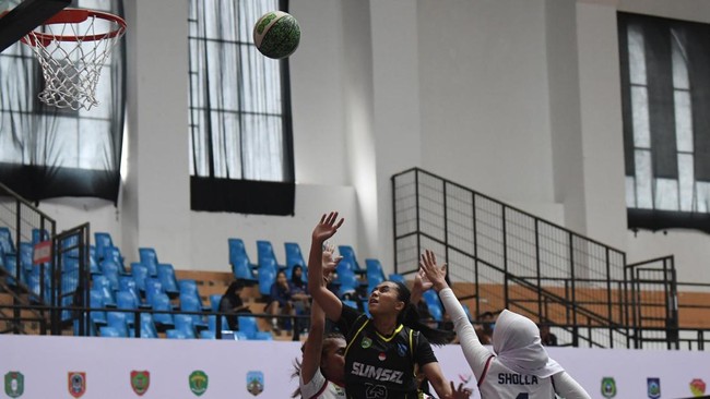 Jendela kaca venue lapangan basket PON 2024 Kompleks Stadion Harapan Bangsa Banda Aceh pecah hingga melukai sejumlah penonton, Rabu (18/9).