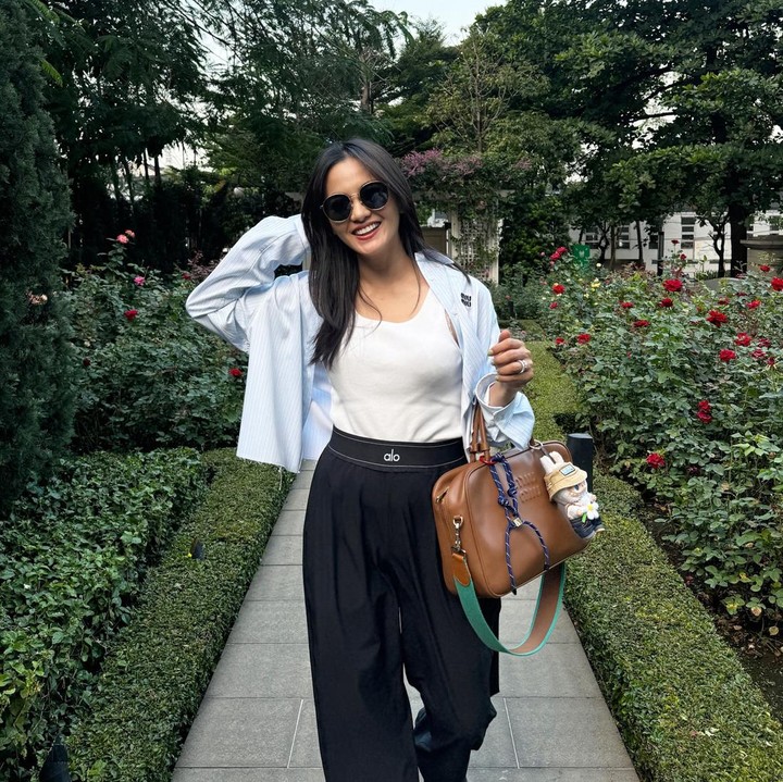 <p>Ririn Ekawati tampil kasual saat <em>hangout</em> dengan si Labubu. Boneka tersebut digantung pada tas berbahan kulit warna cokelat yang ia bawa untuk melengkapi <em>outfit</em>-nya. (Foto: Instagram @ririnekawati)</p>