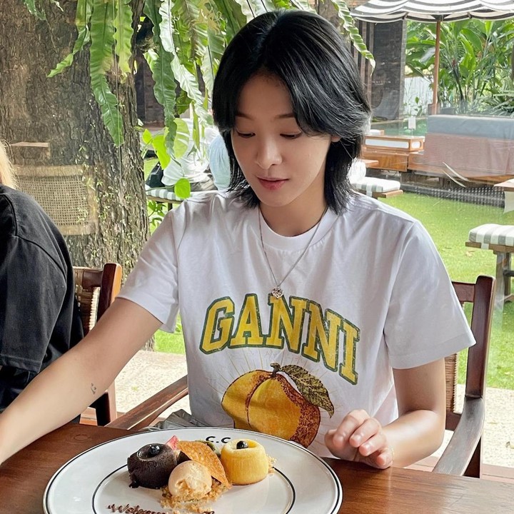 <p>Aktris cantik Seol In Ah biasa tampil girly dengan rambut panjang. Kali ini, ia bikin penggemar pangling dengan penampilan menggemaskan usai potong rambut. (Foto: Instagram @_seorina)</p>
