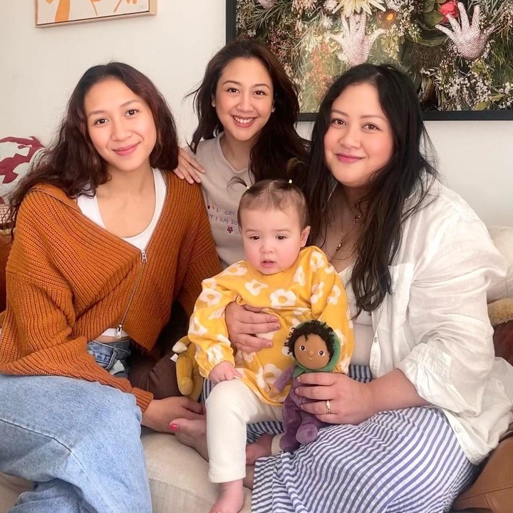 <p>Ada pula potret Sherina bersama dua saudara perempuannya. Potret ini menuai banyak reaksi netizen karena ketiganya terlihat bak saudara kembar. "Laah kembar tiga dong," ujar akun @lia****.(Foto: Instagram @sherinamunaf)<br /><br /><br /></p>