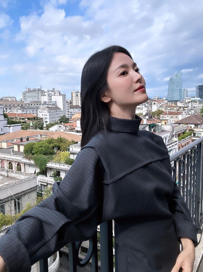 Kali ini, sang aktris tampil elegan dan 'badass' dengan outfit serba hitam serta bold lipstick, Beauties./ Foto: instagram.com/kyo1122