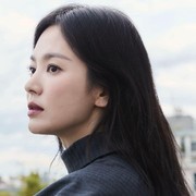 Cantik dan 'Badass' dengan Bold Lipstick, Simak Potret Song Hye Kyo di Milan