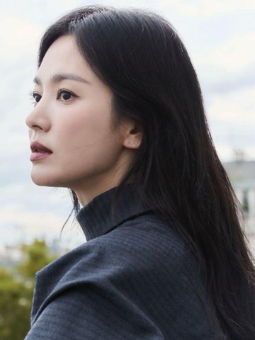 Cantik dan 'Badass' dengan Bold Lipstick, Simak Potret Song Hye Kyo di Milan