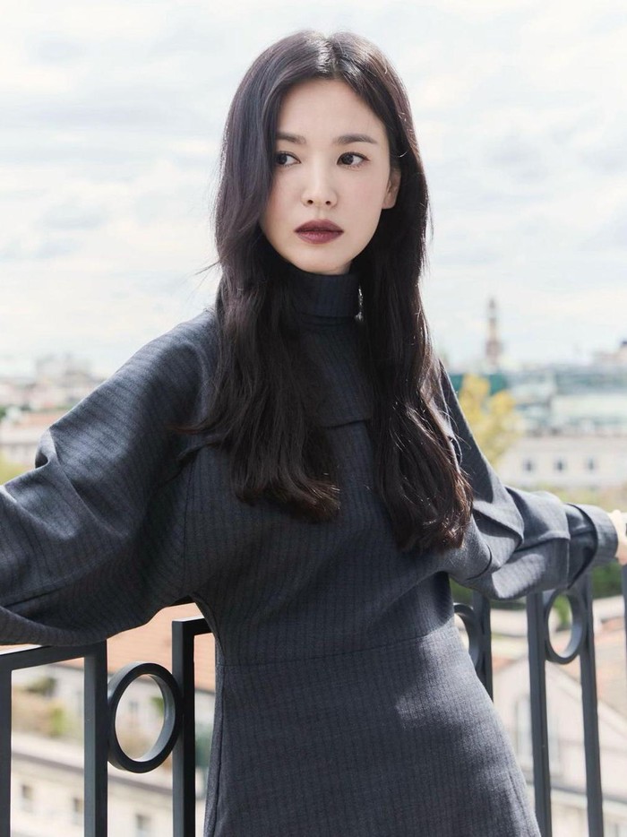 Penampilannya yang memesona pun kian mencuri perhatian, terutama di kalangan penggemar Song Hye Kyo./ Foto: instagram.com/kyo1122