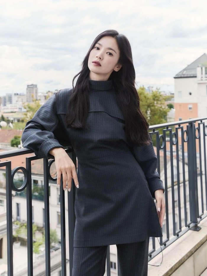 Tak ketinggalan, aktris berusia 42 tahun tersebut melengkapi penampilannya dengan gaya long wavy hair yang cantik./ Foto: instagram.com/kyo1122