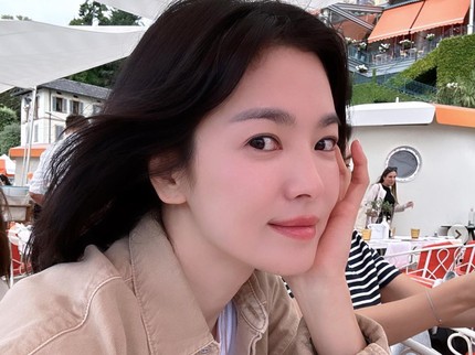 5 Potret Perayaan Ultah Song Hye Kyo ke-43 Tahun, Semakin Awet Muda