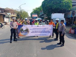 Cara Polisi dan KAI Sambut Hari Lalu Lintas Bhayangkara ke-69 di Surabaya