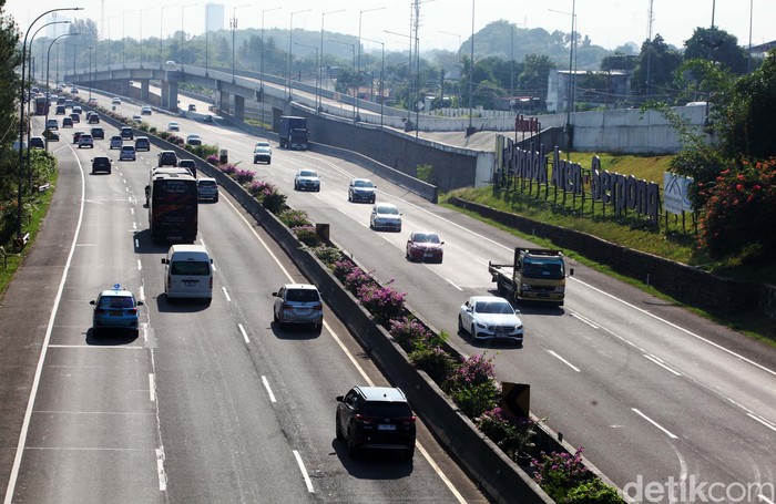 Sejumlah kendaraan melintas di ruas tol Serpong - Pondok Aren, Serpong, Tangerang Selatan, Banten, Rabu (18/9/2024). Tarif jalan tol Serpong - Pondok Aren yang semula dari Rp7.000 naik menjadi Rp9.500 dan mulai berlaku Minggu (15/9).