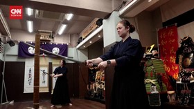 VIDEO: Demam Shogun, Turis Ramai-ramai Latihan Samurai di Jepang