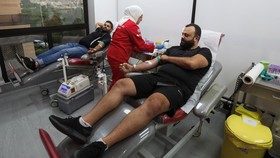 FOTO: Warga Lebanon Kompak Donor Darah Bantu Korban Ledakan Pager