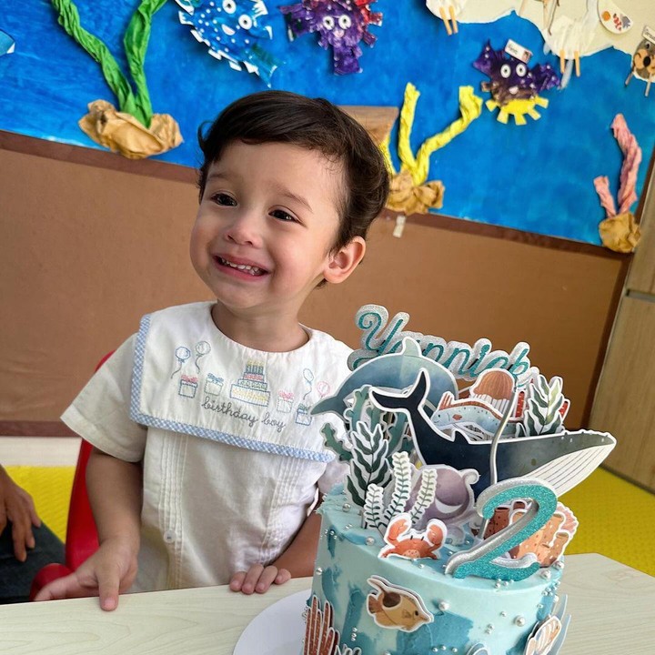 <p>Acara ulang tahun Yannick dirayakan dengan tema laut biru, Bunda. Ekspresi Yannick begitu menggemaskan saat berpose dengan kue ulang tahunnya yang lucu. (Foto: Instagram @yaswildblood)<br /><br /><br /></p>