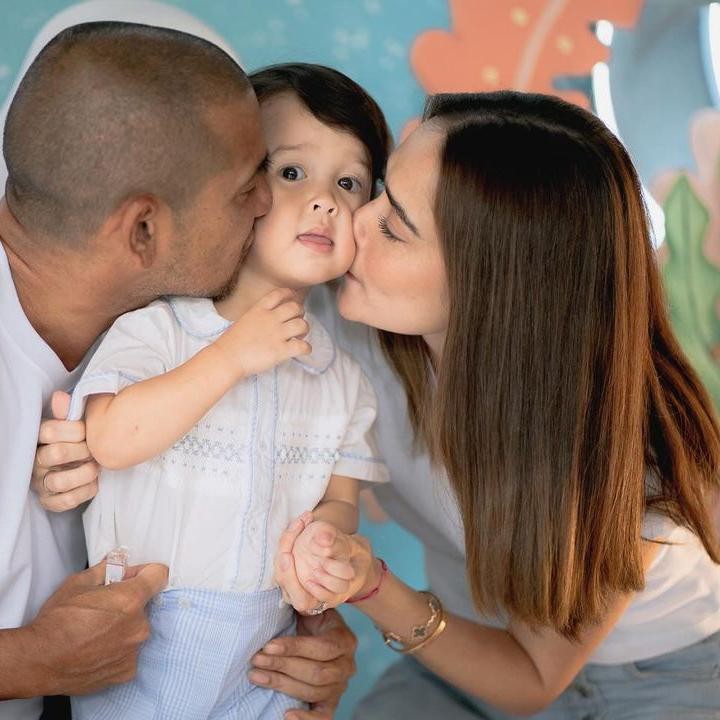 <p>Lewat keterangan foto unggahannya<em>,</em> Yasmine menuliskan ucapan manis untuk sang putra. Yasmine menyebut Si Kecil membuat kehidupan keluarga mereka menjadi lebih cerah. "Dua tahun yang lalu, kamu datang ke dalam hidup kami dan membuatnya jauh lebih cerah," tulisnya. (Foto: Instagram @yaswildblood)<br /><br /><br /></p>