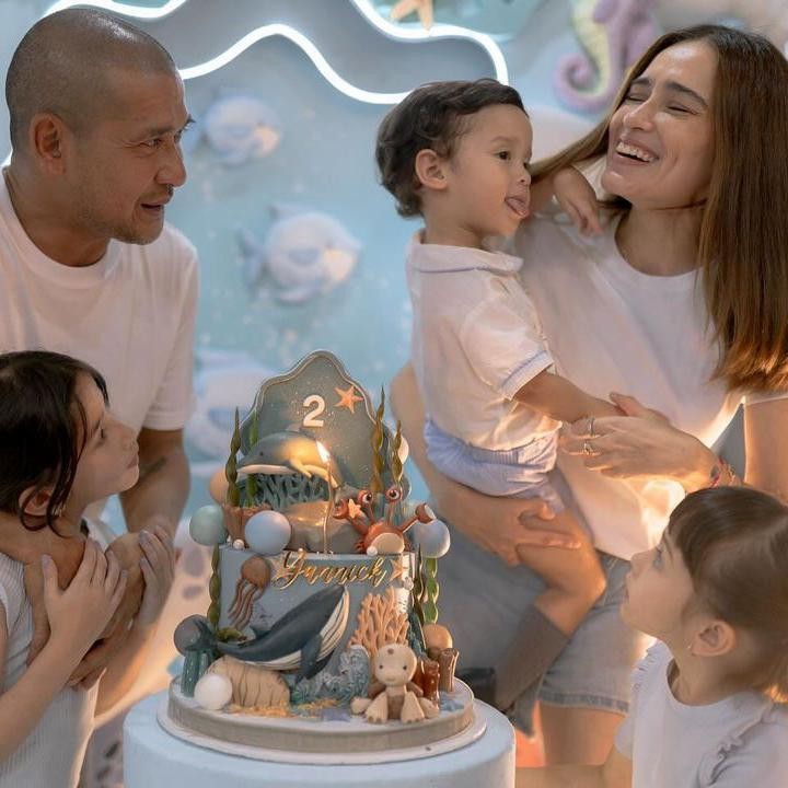 <p>Tak hanya itu, perempuan berusia 31 tahun ini juga sebut kata-kata cinta tak bisa diungkapkan untuk menunjukkan betapa besarnya kasih mereka untuk Yannick. "Selamat ulang tahun untuk anak laki-laki satu-satunya. Kamu telah membuat hati kami lebih penuh dan cinta kami padamu tak bisa diungkapkan dengan kata-kata," tulisnya. (Foto: Instagram @yaswildblood)<br /><br /><br /></p>