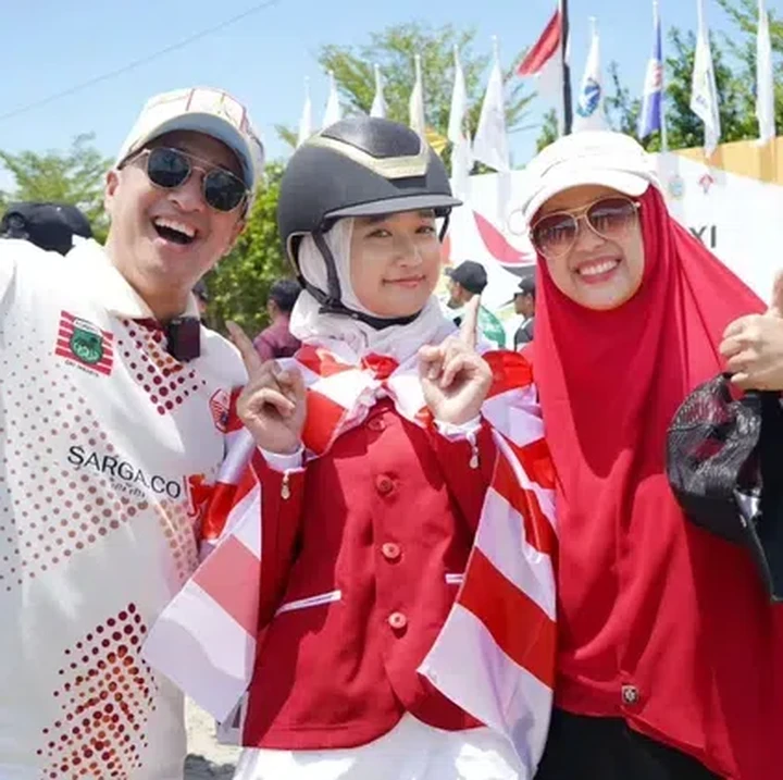 <p>Putri sulung Irfan Hakim, Aisha Hakim, sukses membawa pulang medali emas di PON 2024 dalam cabang olahraga berkuda, Bunda. Irfan pun mengucapkan syukur atas kemenangan yang didapatkan oleh sang putri. "<em>Alhamdulillah</em>. Segala puji bagi Allah yang menentukan semua kejadian. Usaha keras sudah dilakukan, doa sudah dipanjatkan, akhirnya diberikan kemenangan. Selamat <em>@aishakeem15</em> bersama <em>@rifatharsya08</em> dan <em>@makbar_kurniawan</em> mendapat medali EMAS di kelas Jumping beregu U21 PON XXI Aceh-Sumut 2024," ungkap Irfan. (Foto: Instagram: @irfanhakim75)</p>