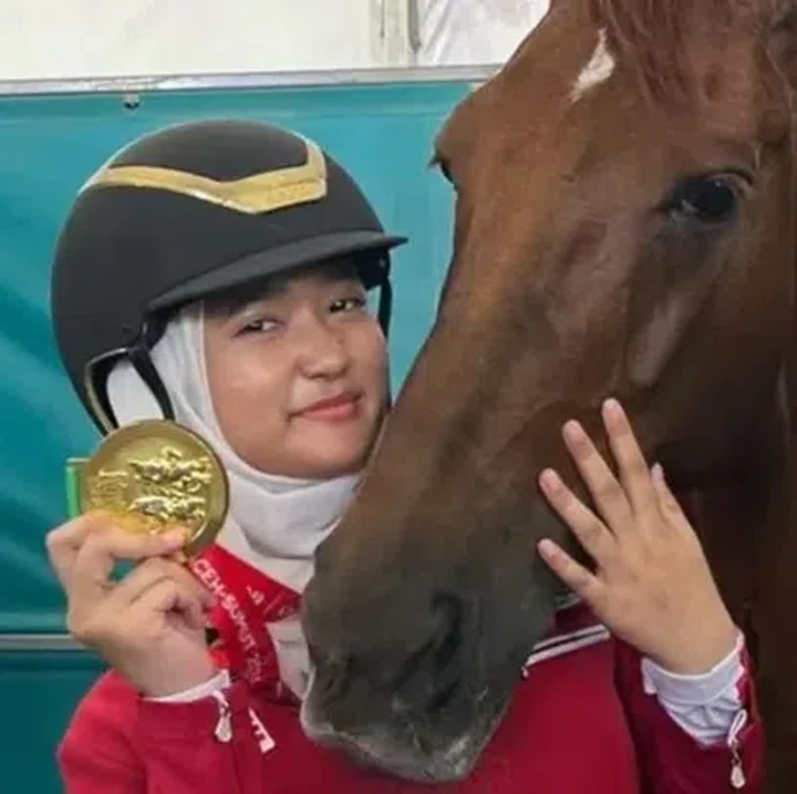 <p>Irfan Hakim dan istrinya, Della Sabrina Indah Putri tengah diselimuti kebahagiaan. Putri sulung mereka yang bernama Aisha Hakim sukses membawa pulang medali emas di ajang Pekan Olahraga Nasional (PON) 2024. (Foto: Instagram/@irfanhakim75)</p>