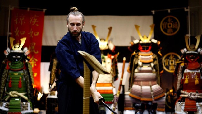 FOTO: Demam Shogun, Turis Ramai-ramai Latihan Samurai di Jepang