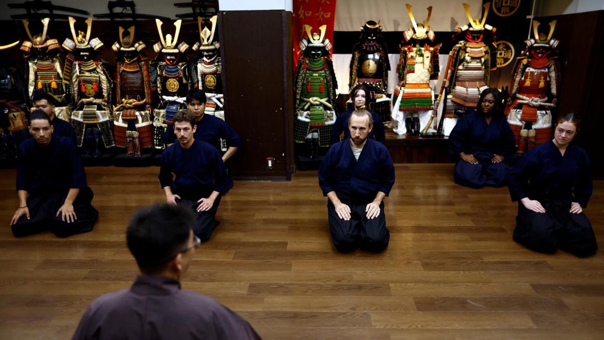 FOTO: Demam Shogun, Turis Ramai-ramai Latihan Samurai di Jepang