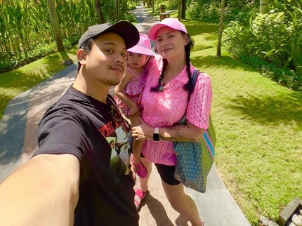 7 Potret Derby Romero Bareng Istri & Putri Cantiknya yang Blasteran Inggris