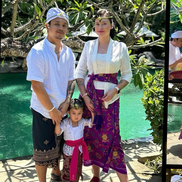 <p>Sayangnya, penampilan tersebut sempat membuat Claudia dihujat. Ketika menikah dengan Derby pun, hujatan itu semakin hebat. Pasalnya netizen mengira Derby menikahi perempuan yang jauh lebih tua.(Foto: Instagram @miss_adinda_mae dan @derbyromero)</p><p></p>