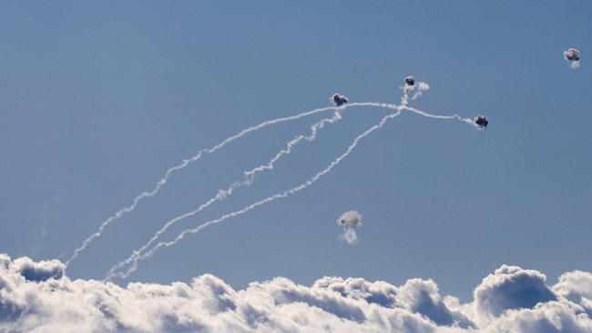 Israel klaim hancurkan infrastruktur Hizbullah usai bombardir ratusan peluncur roket ke Lebanon pada Kamis (19/9).