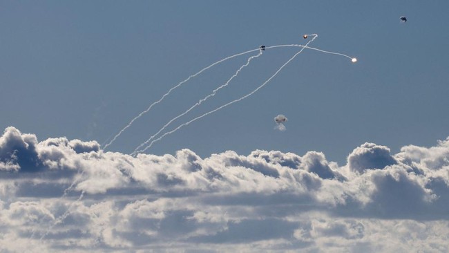 Sirene di sejumlah kota Israel meraung-raung usai milisi di Lebanon Selatan menghujani roket ke arah negeri Zionis pada hari ini, Selasa (24/9).