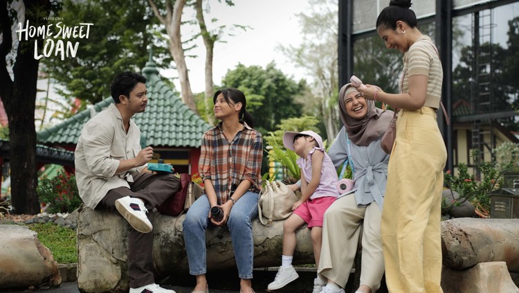 Cuplikan adegan dalam film Home Sweet Loan.