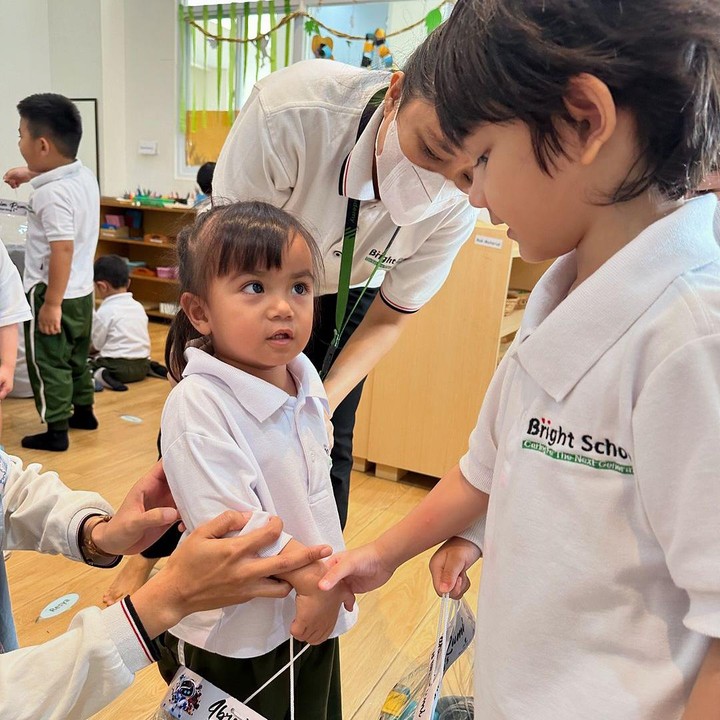 <p>Dalam rangka merayakan ulang tahun sang putra, Putri Anne turut membuat perayaan sederhana di sekolah Rumi, nih. Ia pun memberikan sebuah kue bertemakan luar angkasa. (Foto: Instagram: @anneofficial1990)</p>