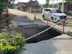 Jalan Cor Antar Kecamatan di Mojokerto Mendadak Amblas, Ini Pemicunya