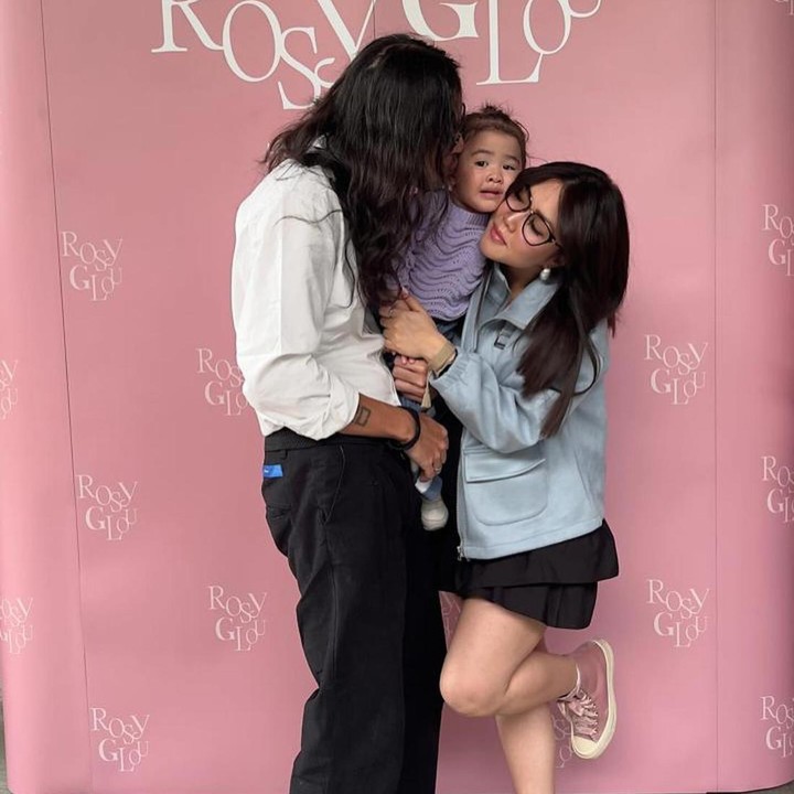 <p>Dalam potret yang dibagikan, Ello mengajak putri kecil mereka untuk menghadiri acara peluncuran produk kecantikan Cindy. <em>"We’re here to support mama!! Congrats</em> mama @cindymariatahitoe untuk <em>launch product skin care-</em>nya @rosyglouofficial. Mudah-mudahan jadi berkat buat orang banyak ya," tulis Ello dalam unggahannya. (Foto: Instagram @marcello_tahitoe)</p>